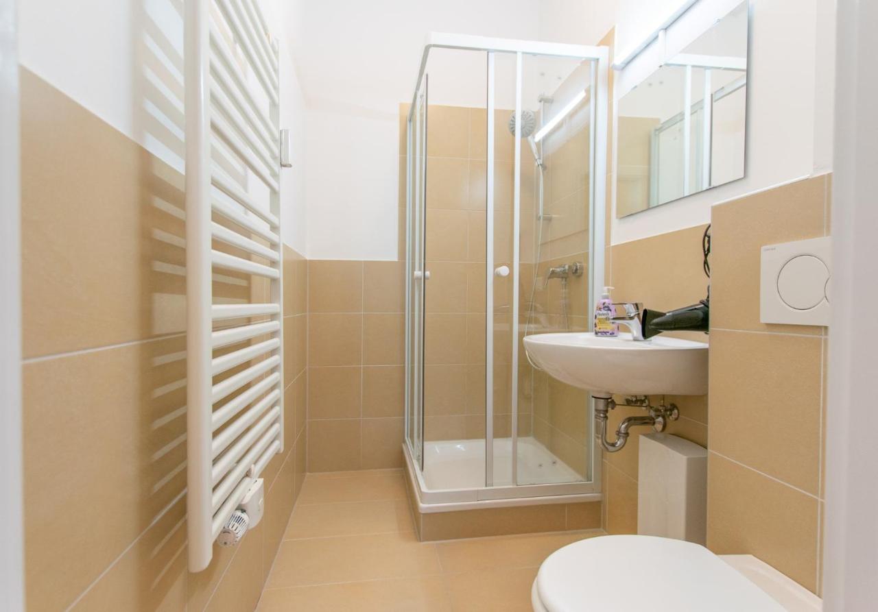 Raj Living - 1 Or 4 Room Apartments - 15 Min To Messe Dus - 10 Min Old Town Dus Дюссельдорф Екстер'єр фото