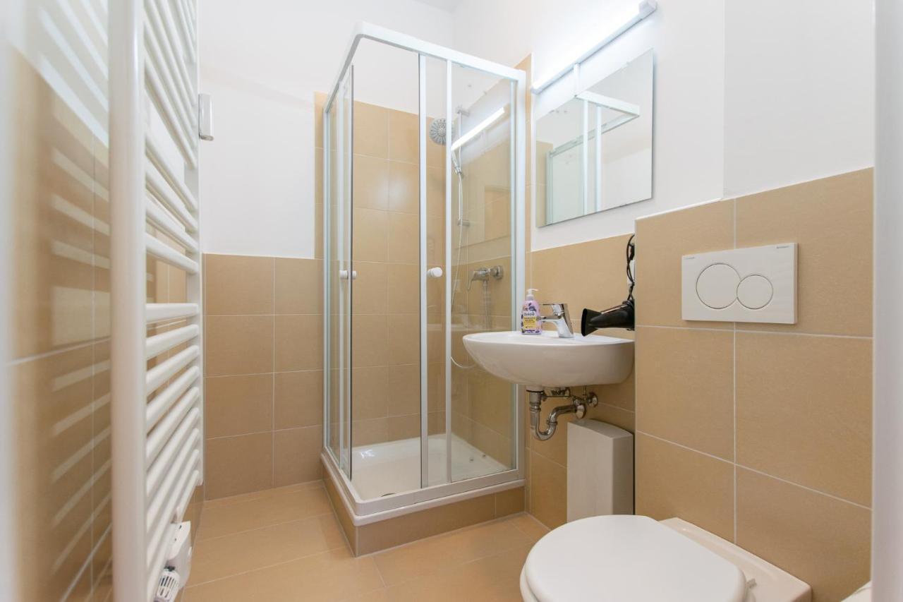 Raj Living - 1 Or 4 Room Apartments - 15 Min To Messe Dus - 10 Min Old Town Dus Дюссельдорф Екстер'єр фото